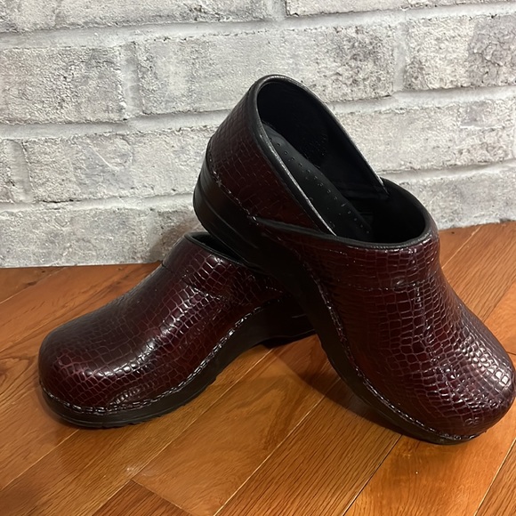 SANITA Brown (reddish) Patent Leather Snake Print Comfort Clogs Shoes Size 35 - Picture 4 of 6